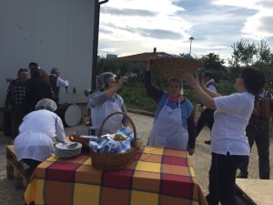 L'arrivo del pranzo direttamente nei campi